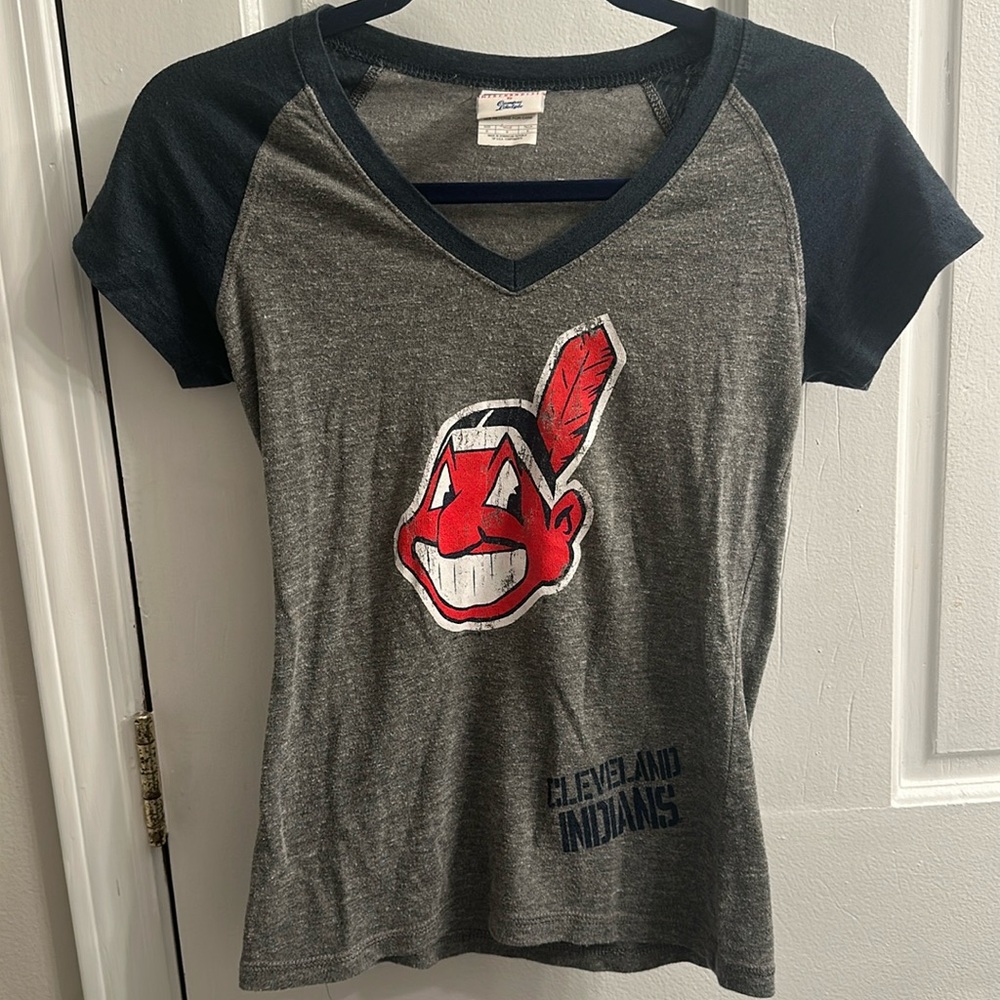 CLEVELAND INDIANS V-Neck Tee T-Shirt chief wahoo size small